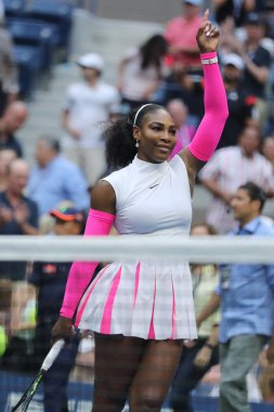 Bize açık 2016 yuvarlak onun dört maç sonra Grand Slam şampiyonu Serena Williams Amerika Birleşik Devletleri zafer kutluyor