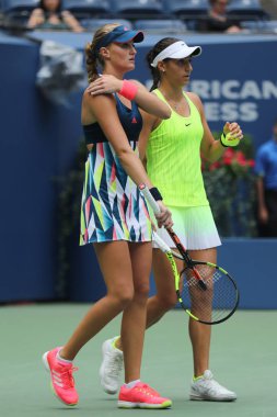 Kristina Mladenovic (L) ve Caroline Garcia eylem bize açık 2016 kadın çiftler final maçı sırasında Fransa'nın