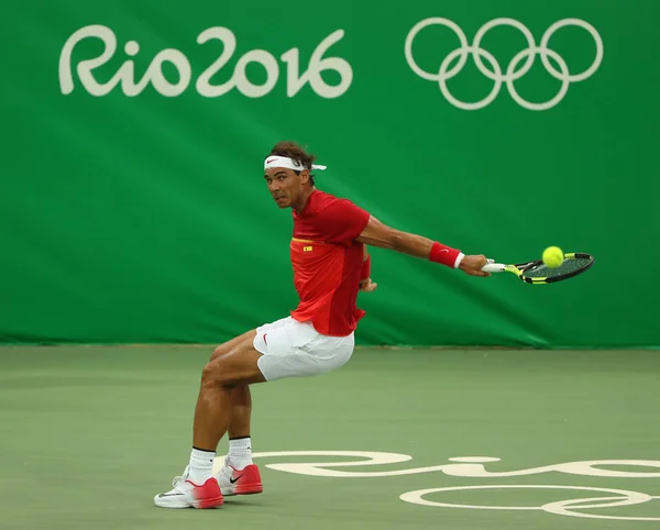 İlk tur maçı Rio 2016 Olimpiyat Oyunları Olimpiyat Şampiyonu İspanya Rafael Nadal eylem sırasında erkekler tekler — Stok fotoğraf