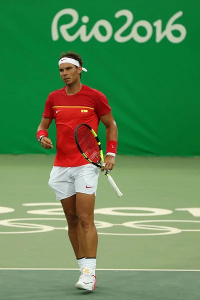 Le champion olympique Rafael Nadal d'Espagne en action lors du match de première ronde en simple masculin des Jeux Olympiques de Rio 2016 — Photo