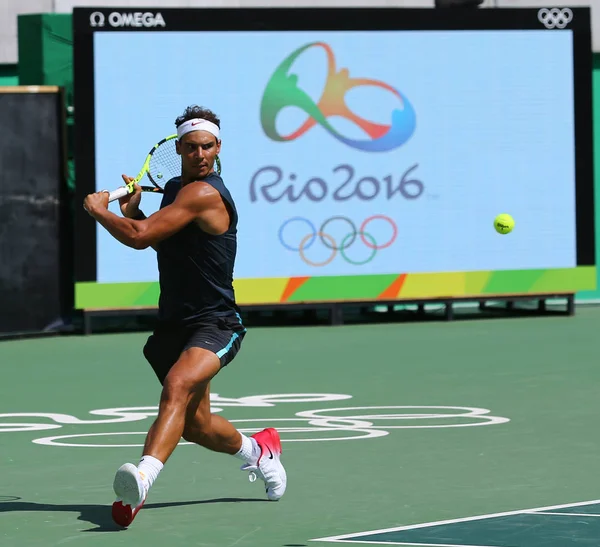 Olimpiyat Şampiyonu İspanya Rafael Nadal uygulama için Rio 2016 Olimpiyat oyunlarında olimpik Tenis Merkezi — Stok fotoğraf