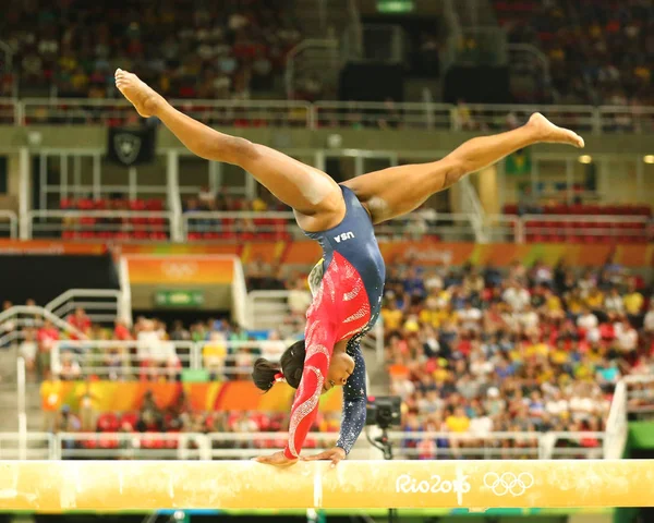 Olympisk mästare Simone Biles USA tävlar på balans balken på all-around gymnastik kvalspelet olympiska spelen i Rio 2016 — Stockfoto