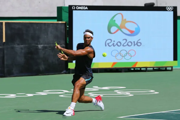 El campeón olímpico Rafael Nadal de España en la práctica para los Juegos Olímpicos de Río 2016 en el Centro Olímpico de Tenis —  Fotos de Stock