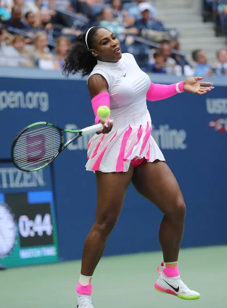 Grand Slam Championem Serena Williams w Stanach Zjednoczonych w akcji podczas jej okrągłym czterech meczu o nas Open 2016 — Zdjęcie stockowe