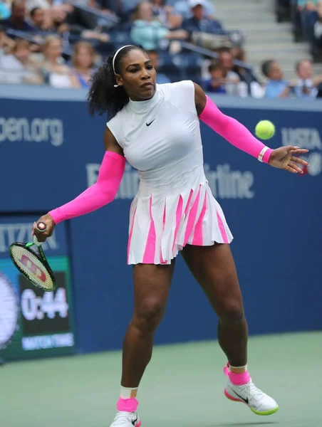 Grand Slam Championem Serena Williams w Stanach Zjednoczonych w akcji podczas jej okrągłym czterech meczu o nas Open 2016 — Zdjęcie stockowe