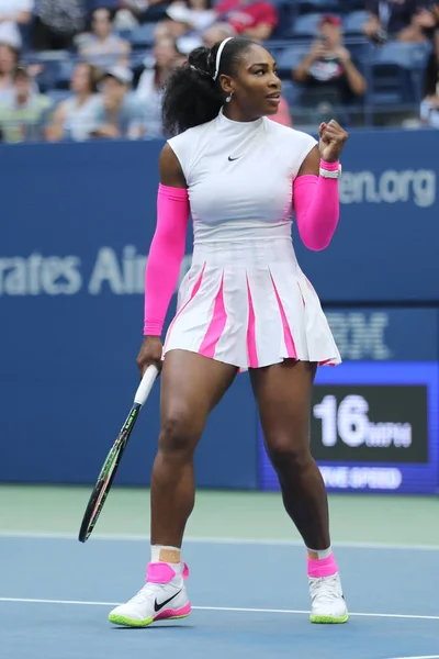 La campeona de Grand Slam Serena Williams de Estados Unidos celebra la victoria después de su cuarto partido en el US Open 2016 —  Fotos de Stock