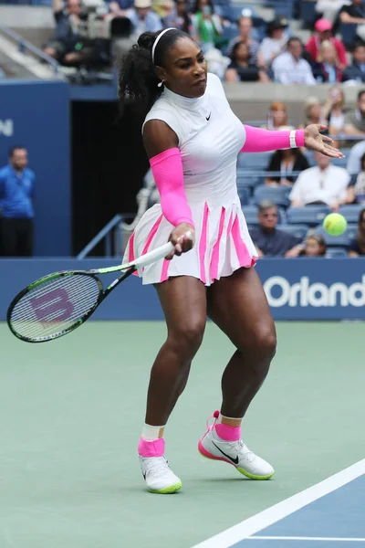 Campeã do Grand Slam Serena Williams dos Estados Unidos em ação durante sua quarta rodada no US Open 2016 — Fotografia de Stock