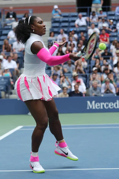 La championne du Grand Chelem Serena Williams des États-Unis en action lors de sa quatrième ronde à l'US Open 2016 — Photo