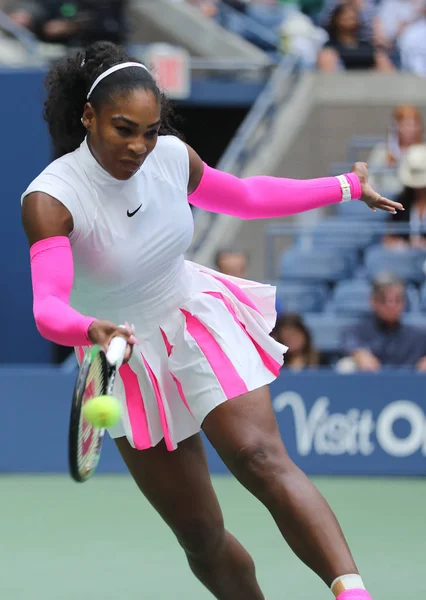 Grand Slam champion Serena Williams van Verenigde Staten in actie tijdens haar eerste ronde van vier match tijdens ons Open 2016 — Stockfoto