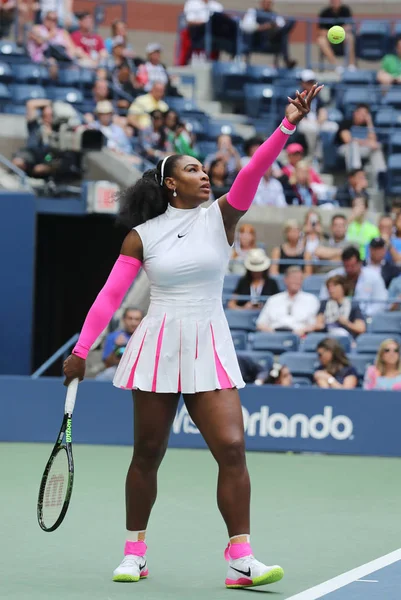 La campeona de Grand Slam Serena Williams de Estados Unidos en acción durante su cuarto partido en el US Open 2016 —  Fotos de Stock