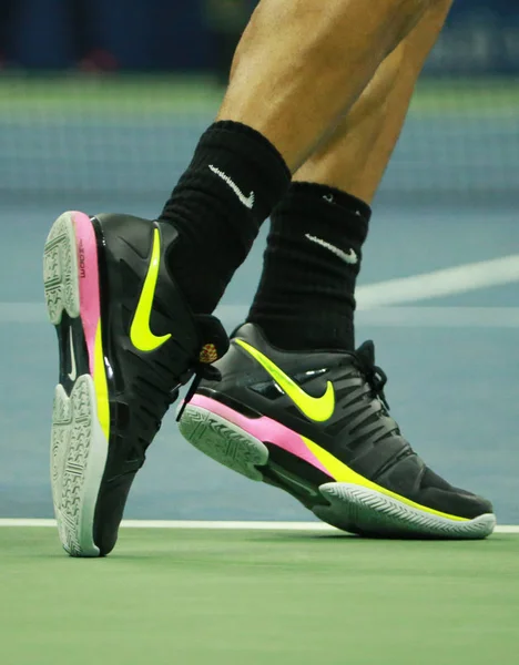 El tenista profesional Grigor Dimitrov de Bulgaria usa zapatos de tenis Nike personalizados durante el Abierto de EE.UU. 2016 ronda cuatro partido — Foto de Stock