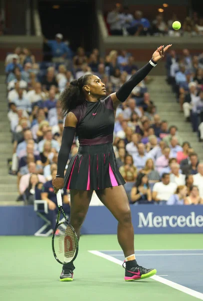 La campeona del Grand Slam Serena Williams en acción durante su partido de semifinales en el US Open 2016 — Foto de Stock