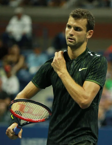 El tenista profesional Grigor Dimitrov de Bulgaria en acción durante la cuarta ronda del US Open 2016 — Foto de Stock