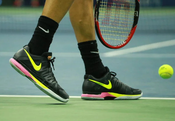 El tenista profesional Grigor Dimitrov de Bulgaria usa zapatos de tenis Nike personalizados durante el Abierto de EE.UU. 2016 ronda cuatro partido — Foto de Stock