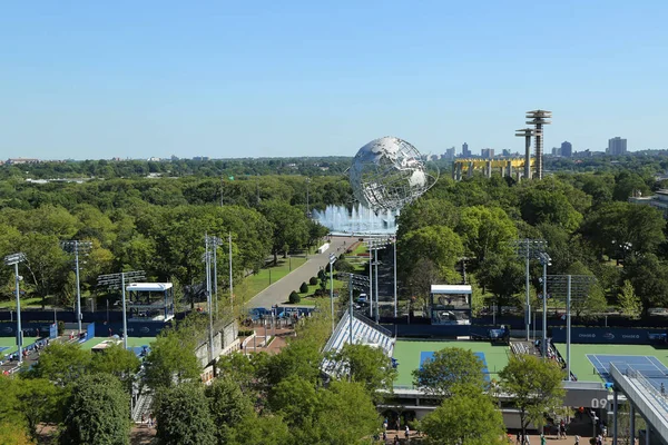 Canchas de tenis en el Billie Jean King National Tennis Center y la Feria Mundial de Nueva York de 1964 Unisphere en Flushing Meadows Park — Foto de Stock