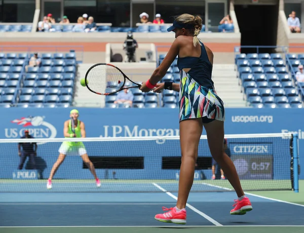 Jogadora profissional de tênis Kristina Mladenovic da França em ação durante o US Open 2016 mulheres dobram partida final — Fotografia de Stock