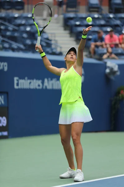 Jogadora de tênis profissional Caroline Garcia da França em ação durante US Open 2016 mulheres dobram partida final — Fotografia de Stock