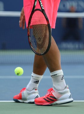 Profesyonel tenis oyuncusu Fernando Verdasco İspanya'nın bize açık 2016 maç sırasında özel Adidas Tenis ayakkabı giymiyor