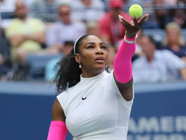 Campeã do Grand Slam Serena Williams dos Estados Unidos em ação durante sua quarta rodada no US Open 2016 — Fotografia de Stock