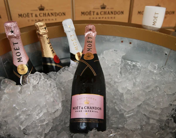 提出了一种在国家网球中心期间我们开放 2016年酩，酩悦香槟香槟 — 图库照片