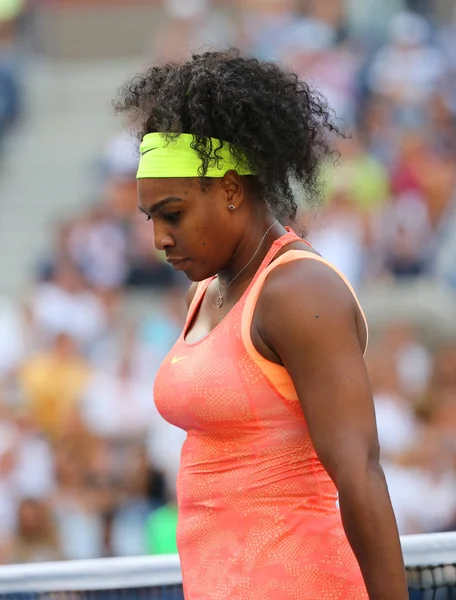 Veintiún veces campeona de Grand Slam Serena Williams en acción durante su cuarto partido en el US Open 2015 — Foto de Stock