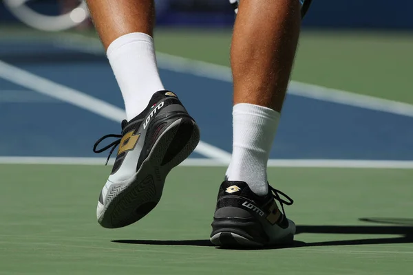 O tenista profissional Denis Istomin do Uzbequistão usa sapatos de tênis Lotto personalizados durante a partida no US Open 2016 — Fotografia de Stock