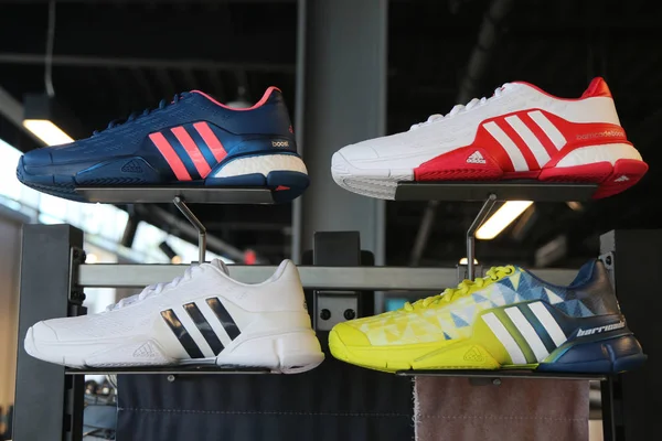 Adidas prezentuje nową kolekcję buty do tenisa podczas Open 2016 — Zdjęcie stockowe
