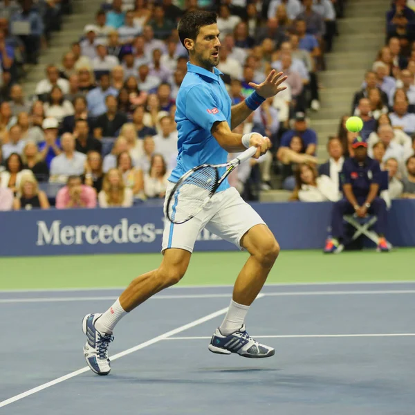 Douze fois champion du Grand Chelem Novak Djokovic de Serbie en action lors de son match quart de finale à l'US Open 2016 — Photo