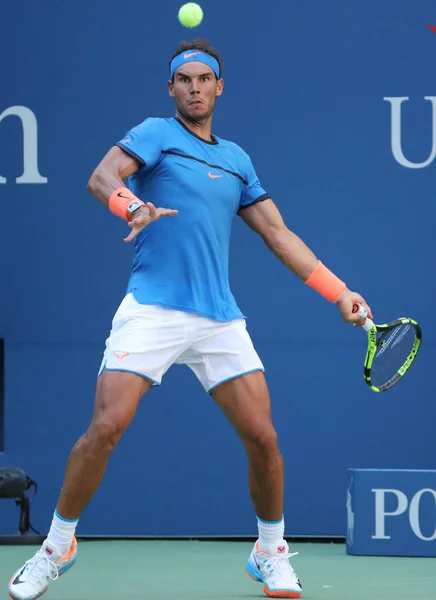 Campeão do Grand Slam Rafael Nadal da Espanha em ação durante a primeira rodada do US Open 2016 — Fotografia de Stock