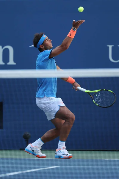 Campeão do Grand Slam Rafael Nadal da Espanha em ação durante a primeira rodada do US Open 2016 — Fotografia de Stock