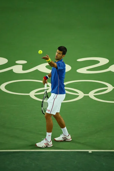 Grand Slam Championem Novak Djokovic Serbii w akcji podczas mężczyzn singli pierwszy mecz rundy Igrzysk Rio 2016 — Zdjęcie stockowe