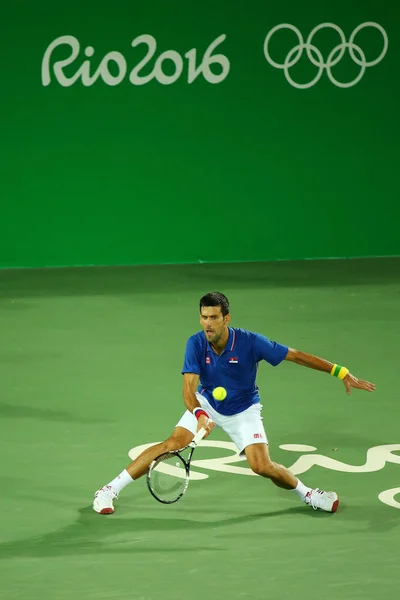 Il campione del Grande Slam Novak Djokovic della Serbia in azione durante la partita di singolare maschile del primo turno dei Giochi Olimpici di Rio 2016 — Foto Stock