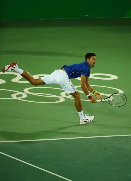 Il campione del Grande Slam Novak Djokovic della Serbia in azione durante la partita di singolare maschile del primo turno dei Giochi Olimpici di Rio 2016 — Foto Stock