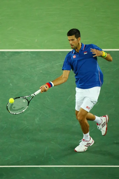 Il campione del Grande Slam Novak Djokovic della Serbia in azione durante la partita di singolare maschile del primo turno dei Giochi Olimpici di Rio 2016 — Foto Stock