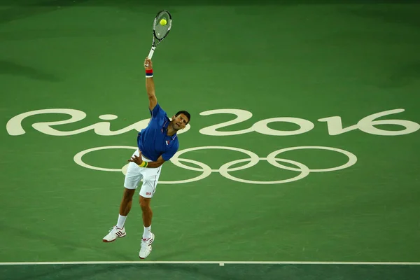 Novak Djokovic, campeón del Grand Slam de Serbia, en acción durante el partido masculino individual de primera ronda de los Juegos Olímpicos de Río 2016 — Foto de Stock