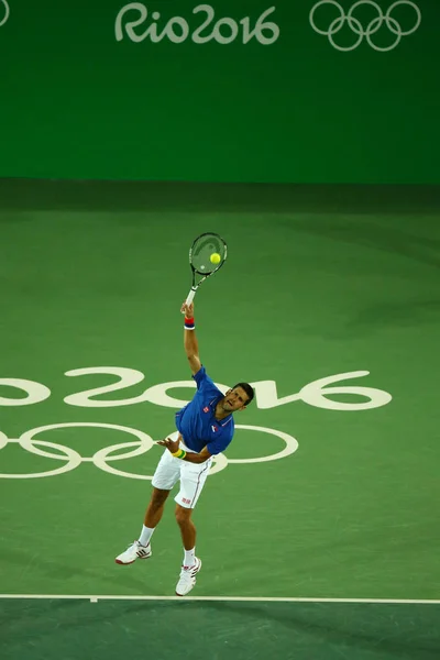 Novak Djokovic, campeón del Grand Slam de Serbia, en acción durante el partido masculino individual de primera ronda de los Juegos Olímpicos de Río 2016 — Foto de Stock