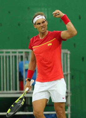 Erkekler, ilk maç Rio 2016 Olimpiyat Oyunları tur sonra Olimpiyat Şampiyonu İspanya Rafael Nadal zafer kutluyor 