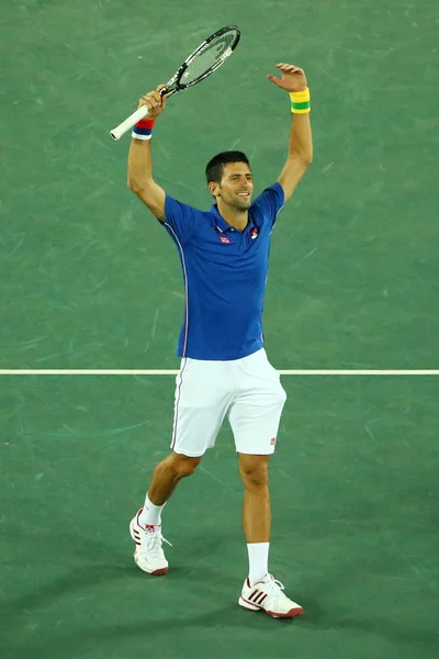 Campeão do Grand Slam Novak Djokovic da Sérvia em ação durante a primeira rodada dos Jogos Olímpicos Rio 2016 — Fotografia de Stock