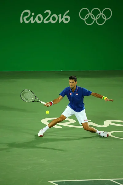 Novak Djokovic, campeón del Grand Slam de Serbia, en acción durante el partido masculino individual de primera ronda de los Juegos Olímpicos de Río 2016 — Foto de Stock