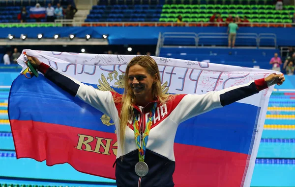 Yuliya Efimova Rusya'nın kutluyor gümüş madalya sonra bayanlar 100 m kurbağalama son Rio 2016 Olimpiyat Oyunları — Stok fotoğraf