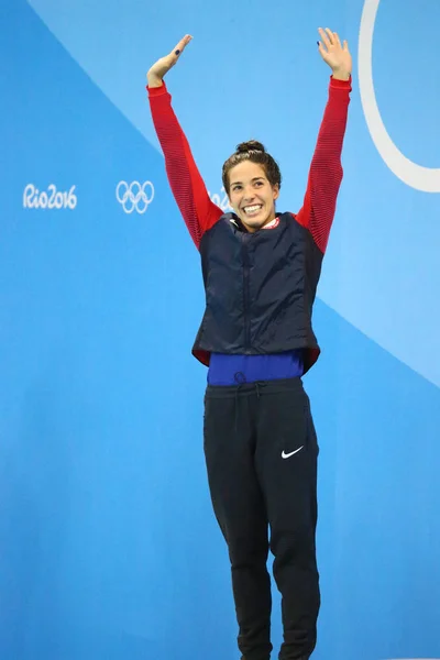 Олимпийская чемпионка США Мадлен Дирадо во время церемонии награждения медалями на дистанции 200 метров на спине после Олимпиады в Рио-2016 — стоковое фото