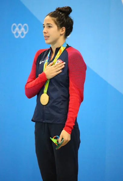 Campeona Olímpica Madeline Dirado de Estados Unidos durante la ceremonia de medalla después de 200m espalda femenina de los Juegos Olímpicos de Río 2016 — Foto de Stock
