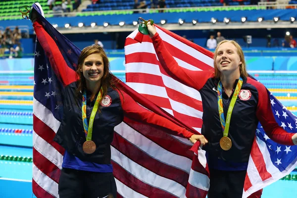 キャサリン メイリ (L) とアメリカ合衆国のリリーの王を祝う女子 100 メートル平泳ぎ決勝でリオ 2016年のオリンピック大会の — ストック写真