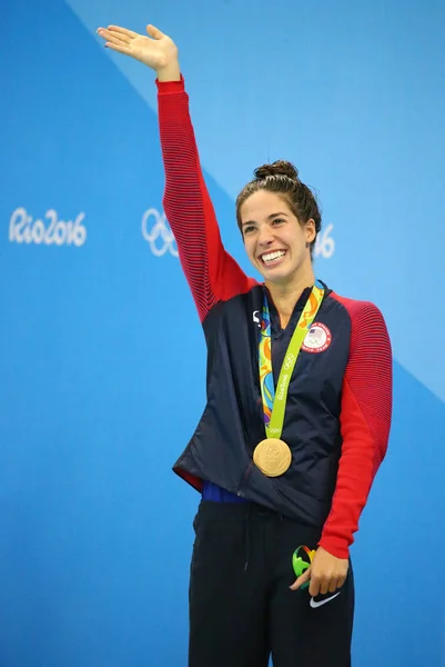 Campeona Olímpica Madeline Dirado de Estados Unidos durante la ceremonia de medalla después de 200m espalda femenina de los Juegos Olímpicos de Río 2016 — Foto de Stock