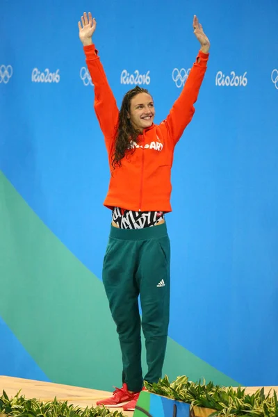 Medalhista de prata Katinka Hosszu da Hungria durante cerimônia de medalha após 200m costas feminino dos Jogos Olímpicos Rio 2016 — Fotografia de Stock