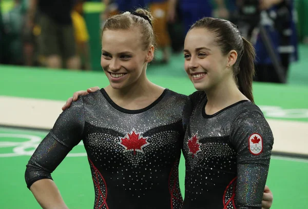 Ellie Black (L) e Isabela Onyshko del Team Canada tras la competición de gimnasia femenina de los Juegos Olímpicos de Río 2016 — Foto de Stock