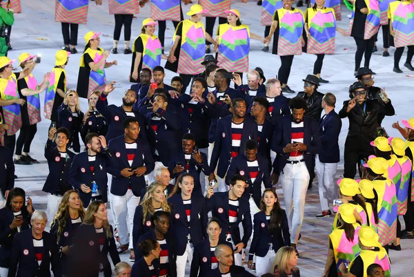 Олимпийская сборная США марширует на стадионе "Маракана" во время церемонии открытия Рио-2016 — стоковое фото