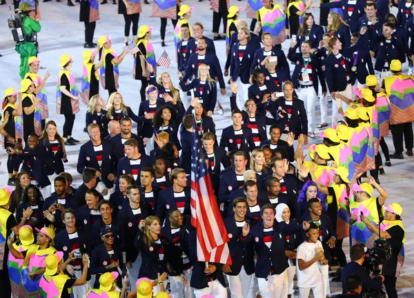 OS-mästaren Michael Phelps bära flaggan USA leder det Olympic teamet Usa i Rio 2016 invigningen — Stockfoto