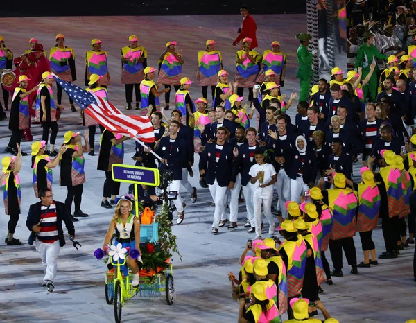 Олимпийский чемпион Майкл Фелпс с флагом США, ведущий олимпийскую сборную США на церемонии открытия Рио-2016 — стоковое фото