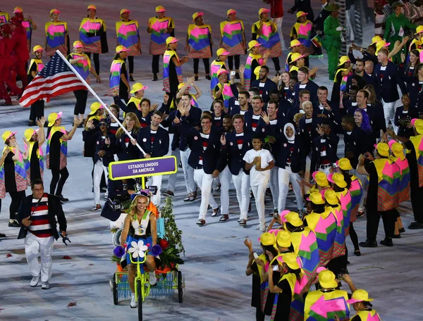 Le champion olympique Michael Phelps portant le drapeau des États-Unis à la tête de l'équipe olympique des États-Unis lors de la cérémonie d'ouverture de Rio 2016 — Photo